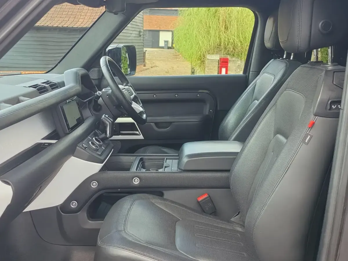 Used Land Rover Defender SE Dynamic 300 HP (220 kW) 2021 Grey SUV