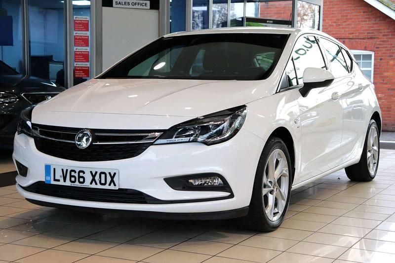 Used Vauxhall Astra SRi 150 HP (110 kW) 2016 White Hatchback