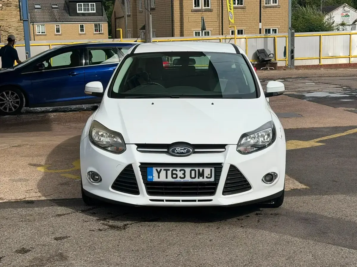Used Ford Focus Zetec 2013 White Hatchback