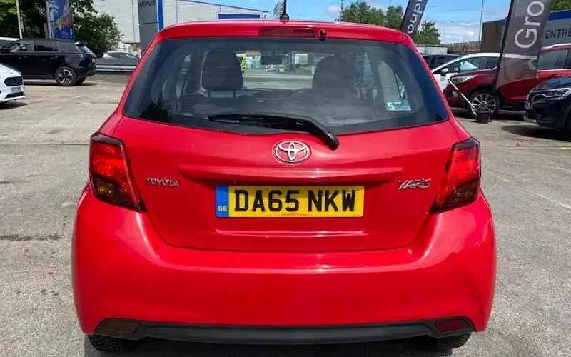 Used Toyota Yaris 69 HP (50 kW) 2015 Red Hatchback