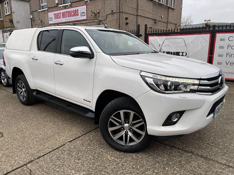 Used Toyota HiLux 150 HP (110 kW) 2018 White Pickup