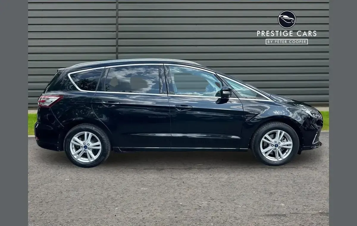 Usado Ford S-MAX Titanium 190 CV (139 kW) 2023 Negro Monovolumen