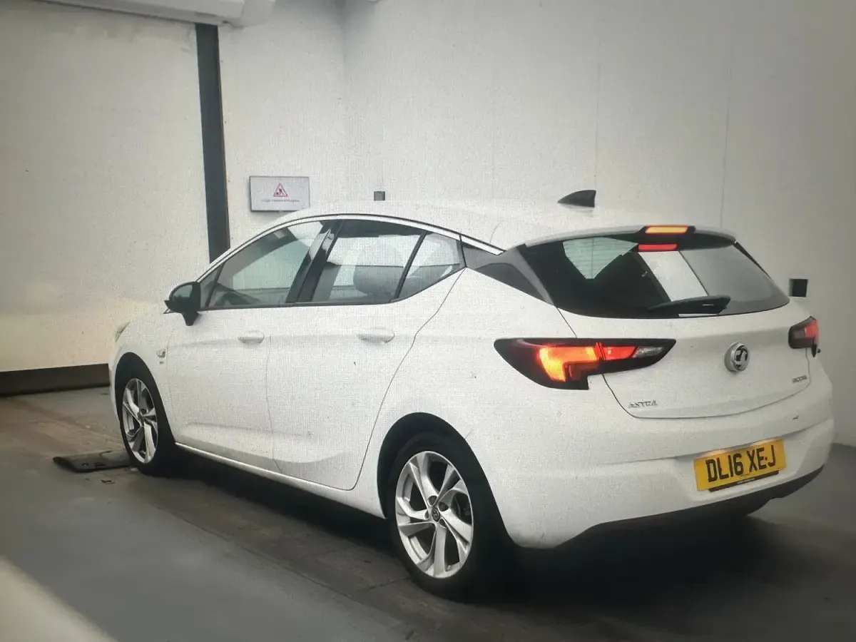 Used Vauxhall Astra SRi 105 HP (77 kW) 2016 White Hatchback