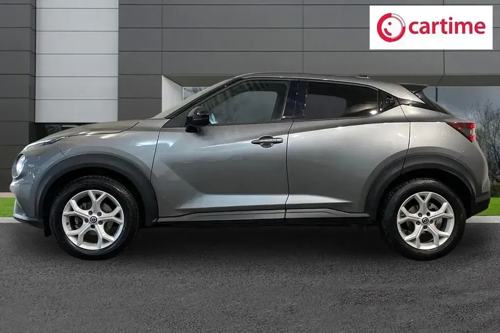 Usado Nissan Juke N-Connecta 114 HP (83 kW) 2022 Cinzento SUV