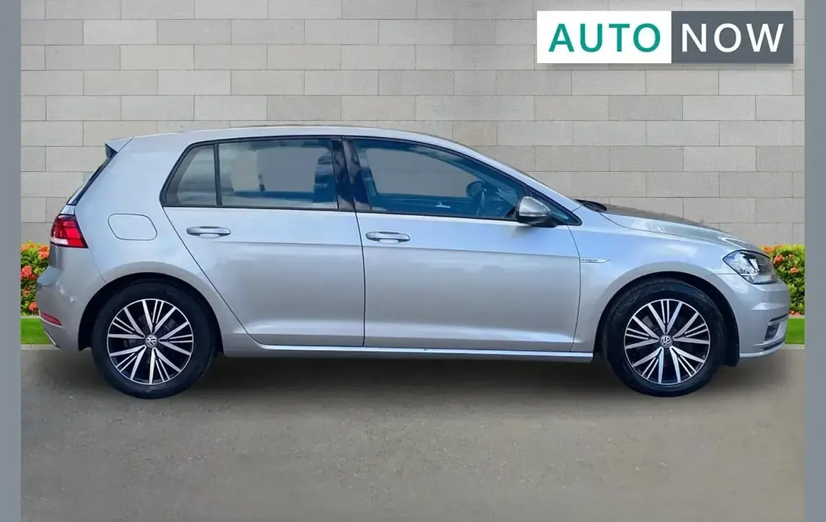Used VW Golf VII SE 128 HP (94 kW) 2018 Silver Hatchback