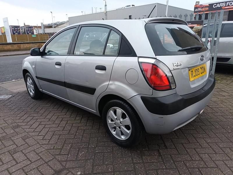 Begagnad Kia Rio 109 HK (80 kW) 2009 Silver Halvkombi