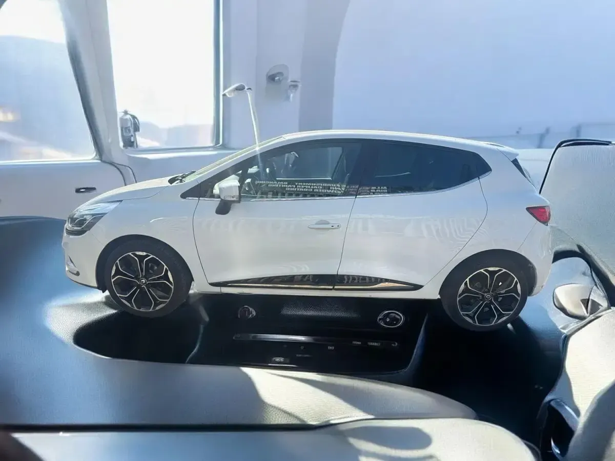 Used Renault Clio Iconic 90 HP (66 kW) 2019 White Hatchback