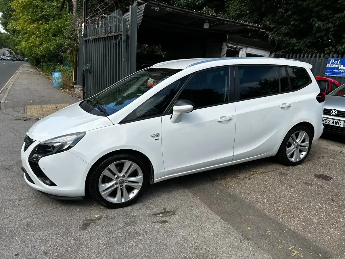 Used Vauxhall Zafira SRi 170 HP (125 kW) 2014 White MPV