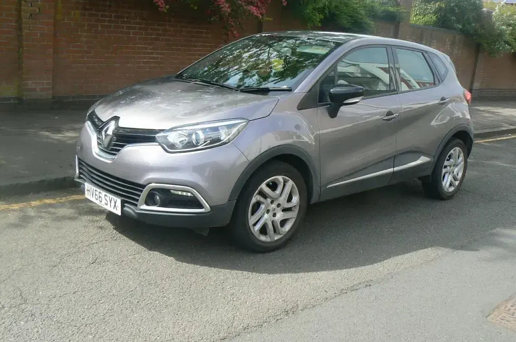 Used Renault Captur Dynamique 90 HP (66 kW) 2016 Grey SUV