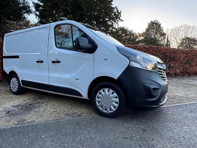 White Used 2015 Vauxhall Vivaro MPV | £4,995 (Good price) - Image 1/4
