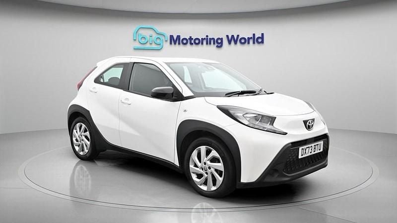 Used Toyota Aygo X PURE 72 HP (52 kW) 2024 White SUV