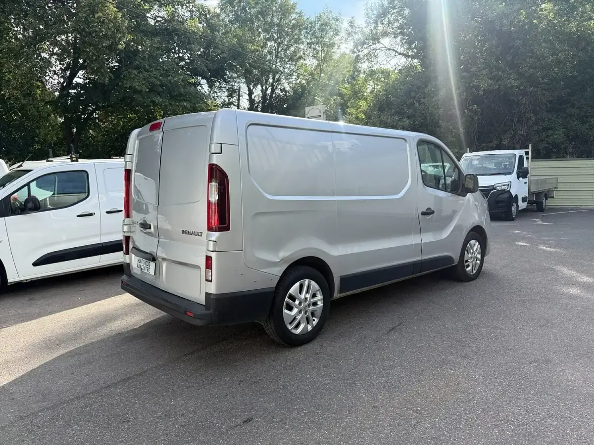 Used Renault Trafic 2017 Silver MPV