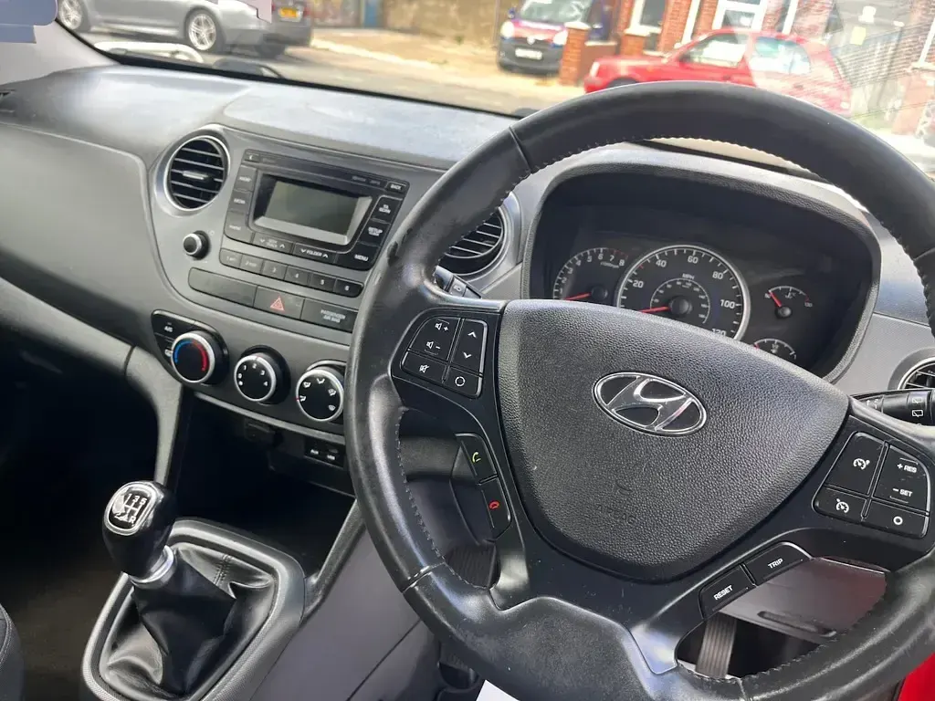 Used Hyundai i10 SE 100 HP (73 kW) 2019 Red Hatchback