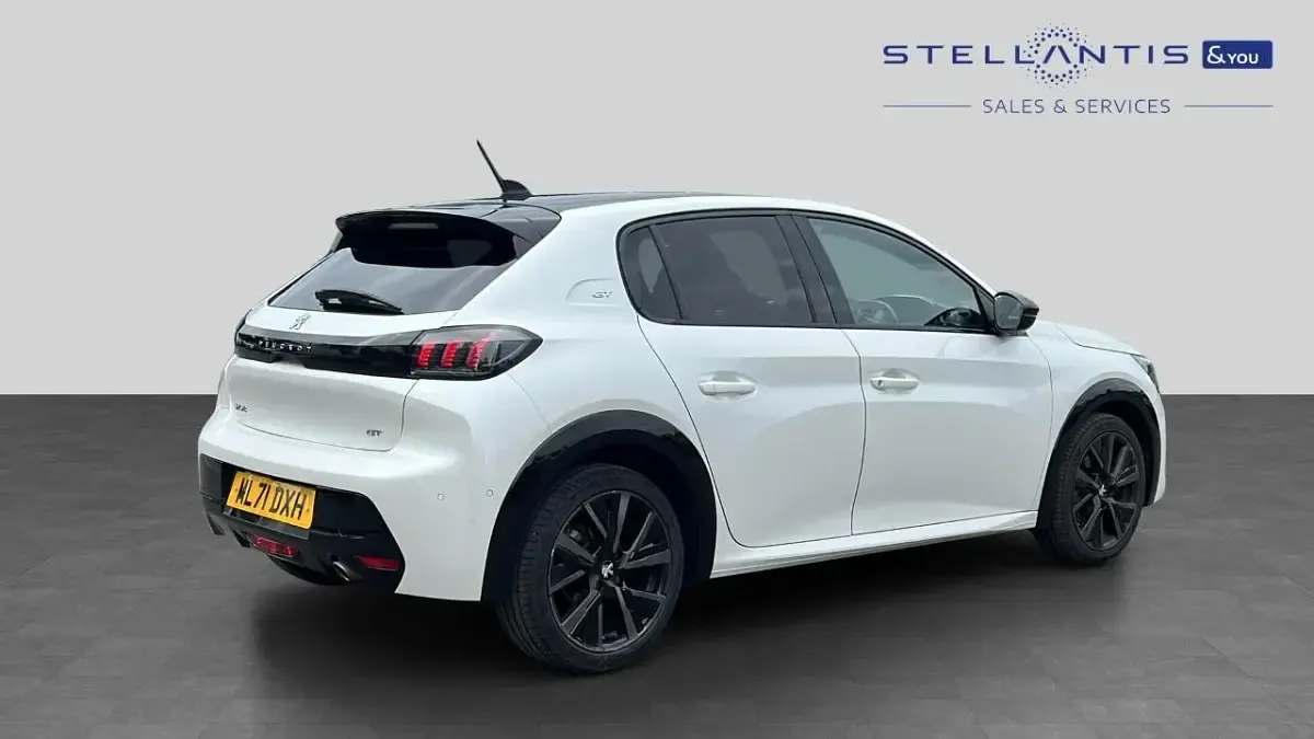 Used Peugeot 208 Premium 99 HP (72 kW) 2021 White Hatchback
