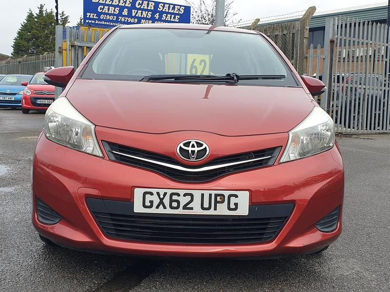 Used Toyota Yaris 90 HP (66 kW) 2012 Red Hatchback