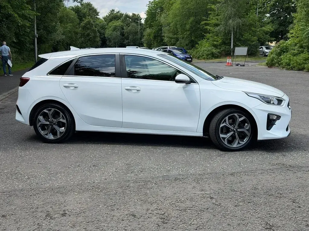 Used Kia Ceed 114 HP (83 kW) 2019 White Hatchback