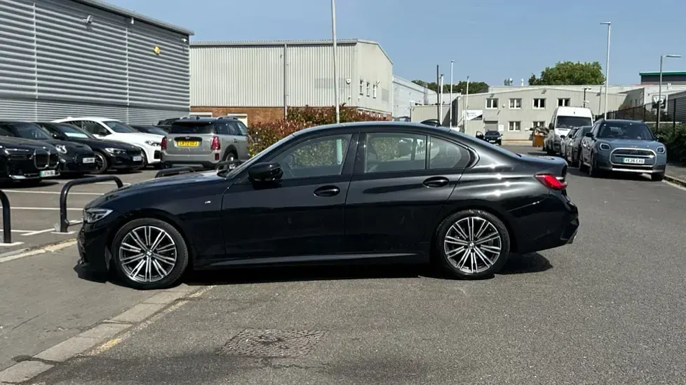 Begagnad BMW 320 M Sport 181 HK (133 kW) 2021 Svart