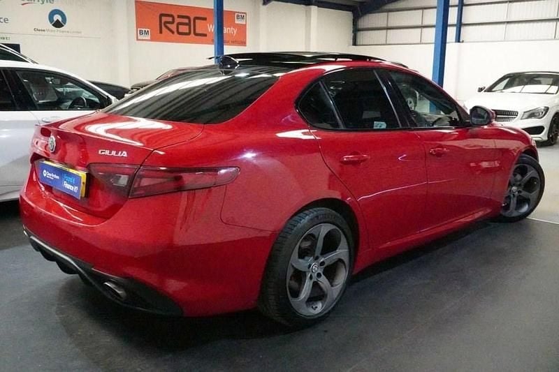 Used Alfa Romeo Giulia Saloon Edizione Speciale 180 HP (132 kW) 2018 Red Sedan