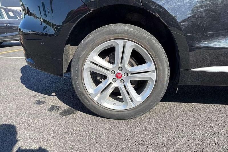 Second-hand Jaguar F-Pace R-Dynamic 250 CP (183 kW) 2021 Negru SUV