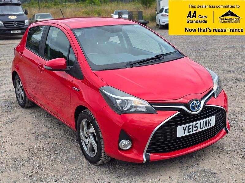 Red Used 2015 Toyota Yaris Hybrid Hatchback | £8,288 (Fair price) - Image 1/4