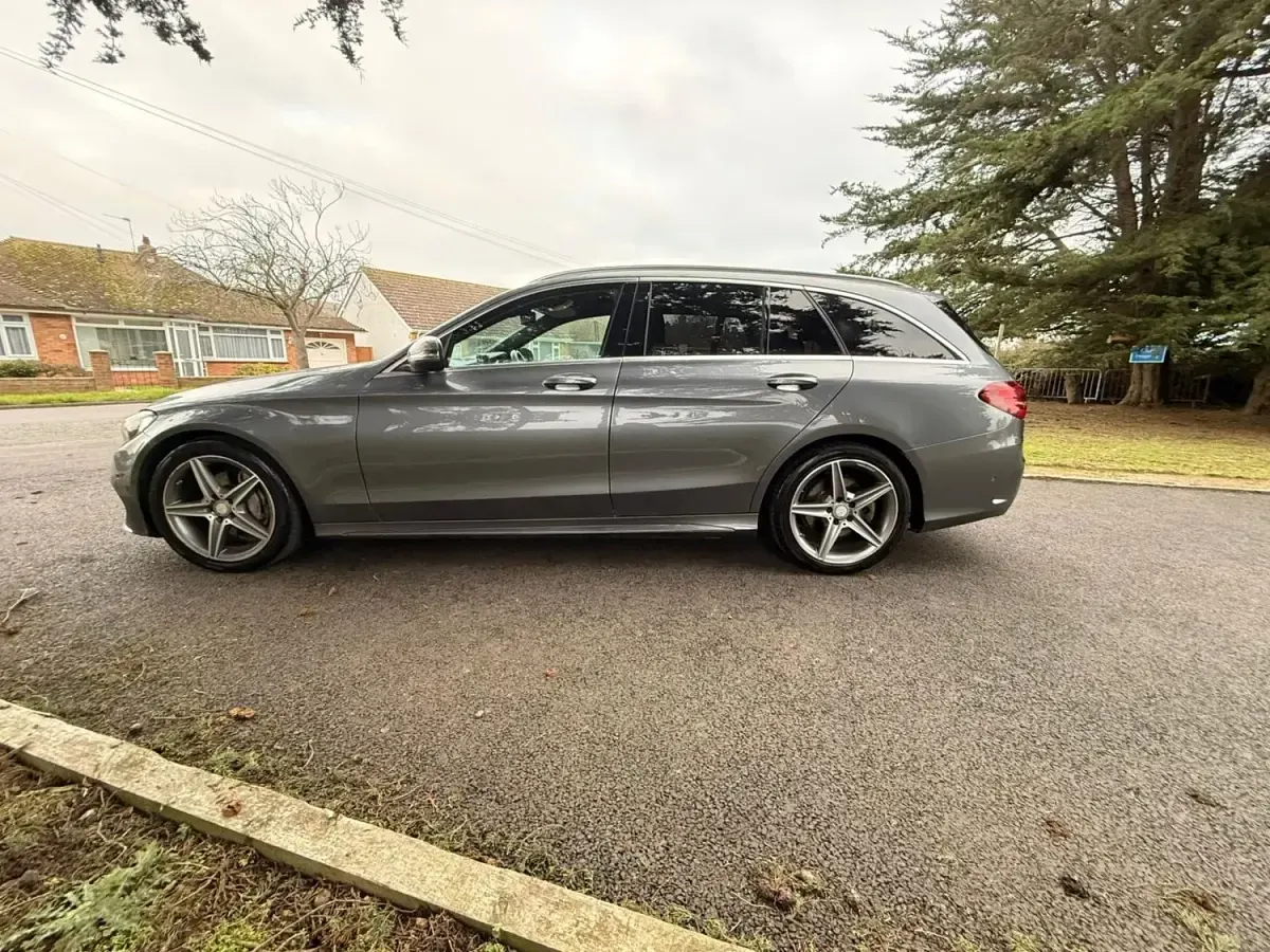 Usado Mercedes C220 AMG line 170 HP (125 kW) 2017 Cinzento Carrinha