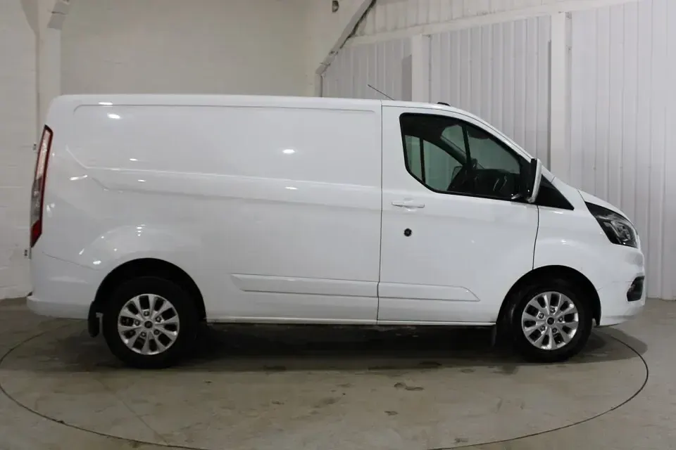 Used Ford Transit Custom Limited 130 HP (95 kW) 2022 White Van