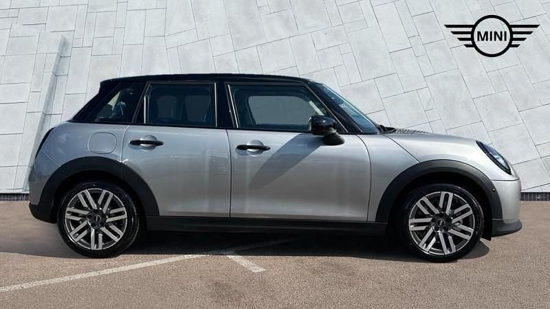 Begagnad Mini Cooper Hatch 113 kW (154 HK) 2025 Silver Halvkombi