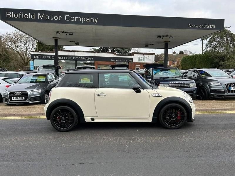 Used Mini John Cooper Works Hatch 209 HP (153 kW) 2010 White Hatchback