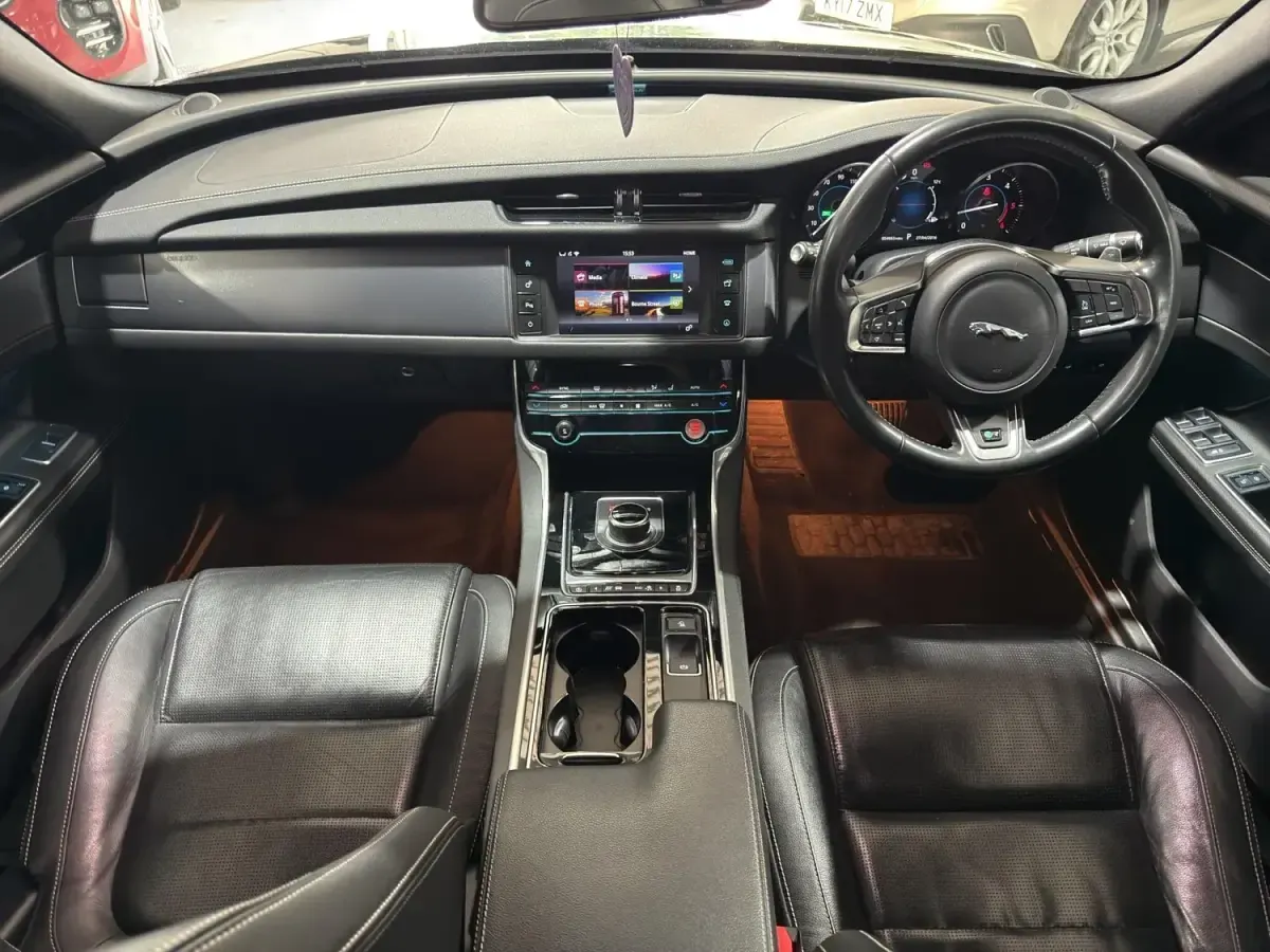 Usado Jaguar XF R-Sport 180 HP (132 kW) 2017 Preto Sedan
