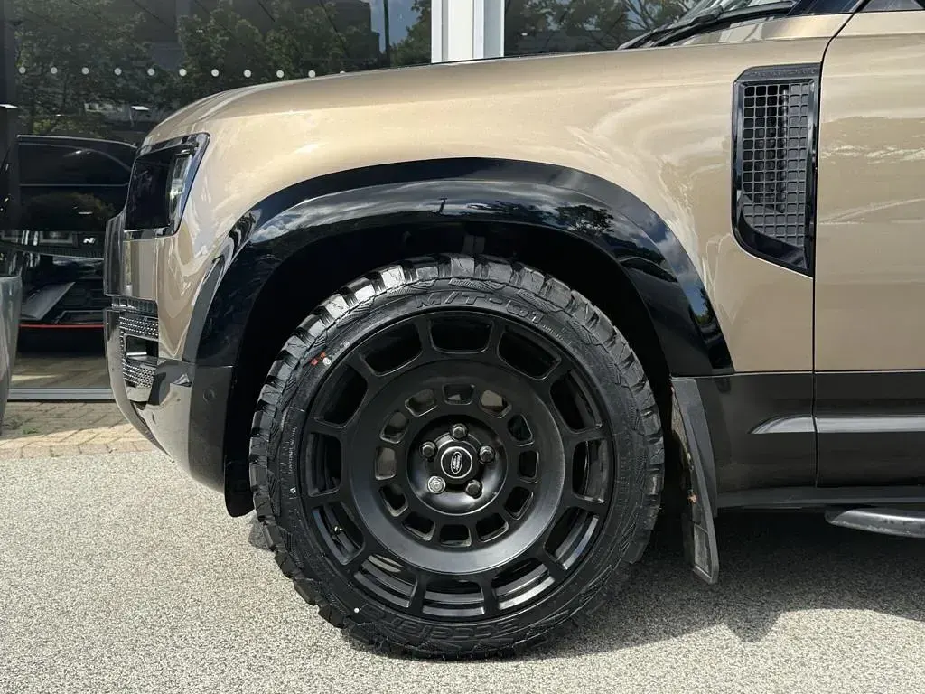 Used Land Rover Defender S 400 HP (294 kW) 2024 Brown SUV