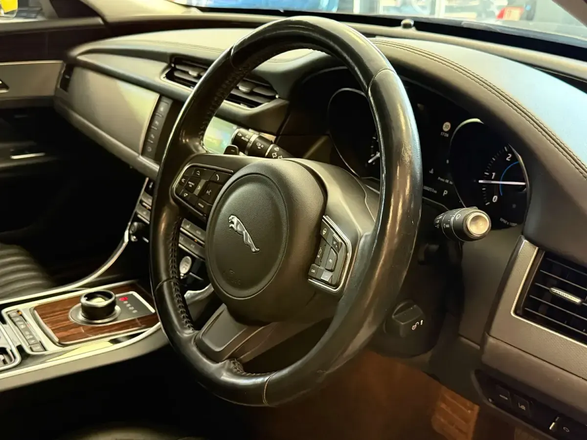 Used Jaguar XF Portfolio 180 HP (132 kW) 2017 Grey Sedan