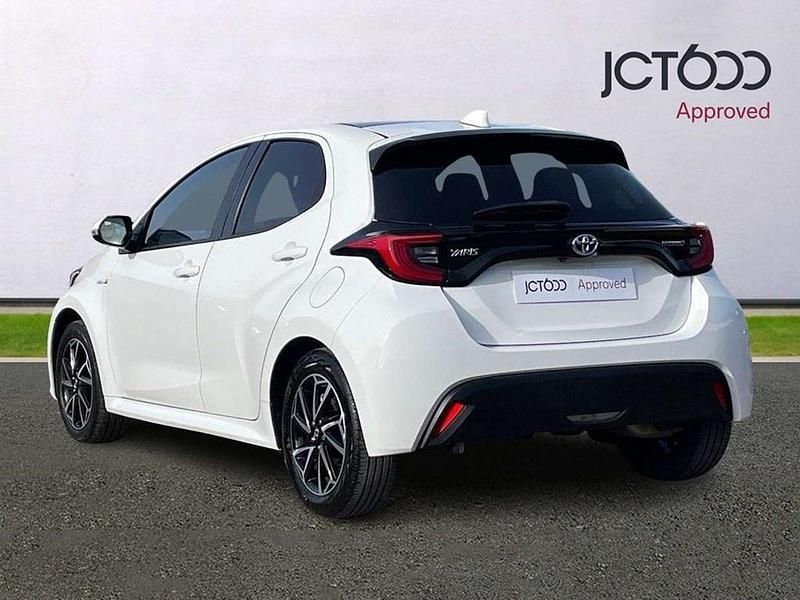 Used Toyota Yaris Hybrid Design 113 HP (83 kW) 2021 White Hatchback
