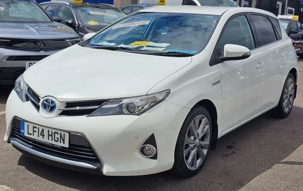 Used Toyota Auris Hybrid 2014 White Hatchback