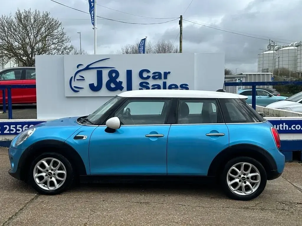 Usado Mini Cooper D Hatch 116 HP (85 kW) 2015 Azul Citadino