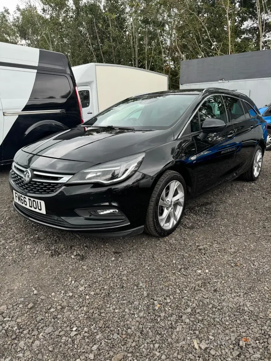 Used Vauxhall Astra SRi 108 HP (79 kW) 2017 Black Estate