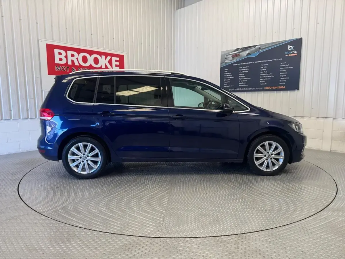 Used VW Touran SEL 150 HP (110 kW) 2016 Blue MPV