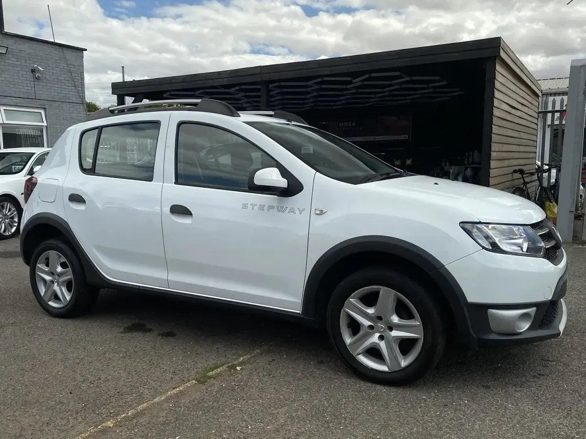 Used Dacia Sandero Lauréate 90 HP (66 kW) 2014 White Hatchback
