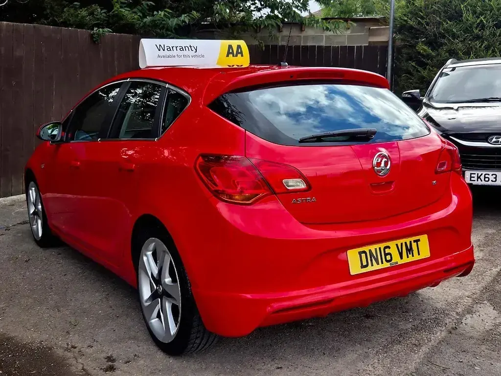 Used Vauxhall Astra Edition 200 HP (147 kW) 2016 Red Hatchback