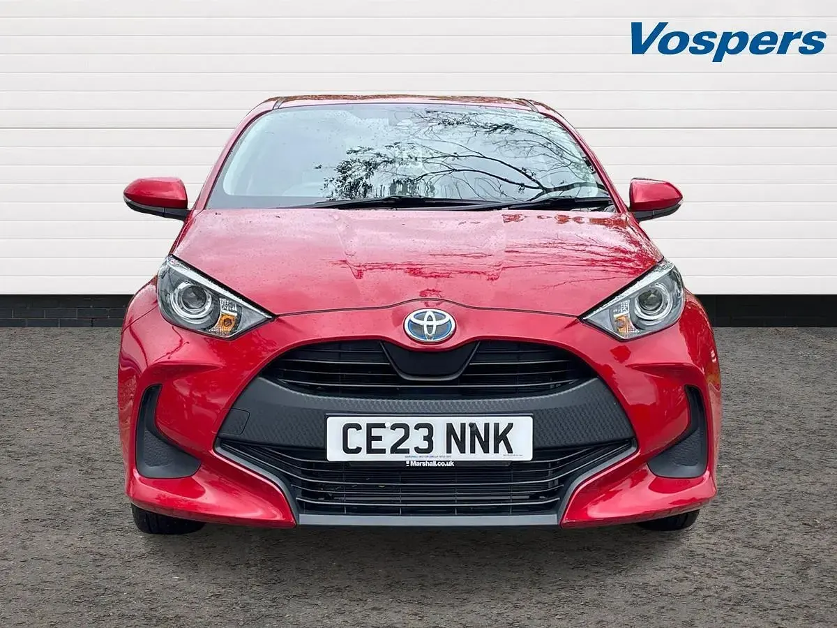 Usado Toyota Yaris Hybrid 2023 Rojo Utilitario