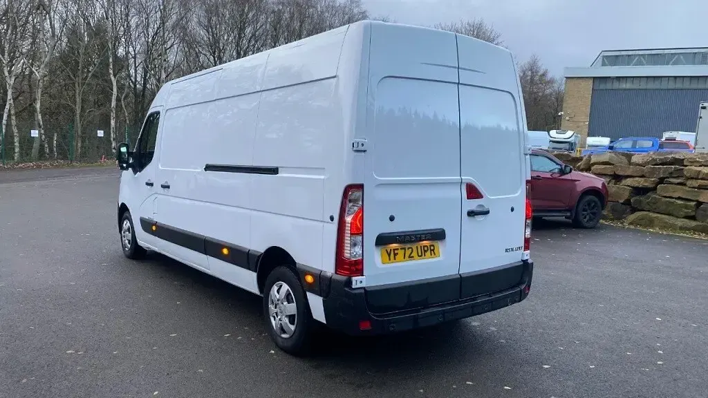 Käytetty Renault Master Business 135 HP (99 kW) 2023 Valkoinen Tila-auto