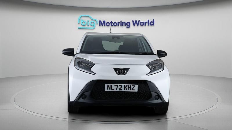 Used Toyota Aygo X PURE 71 HP (52 kW) 2022 White SUV