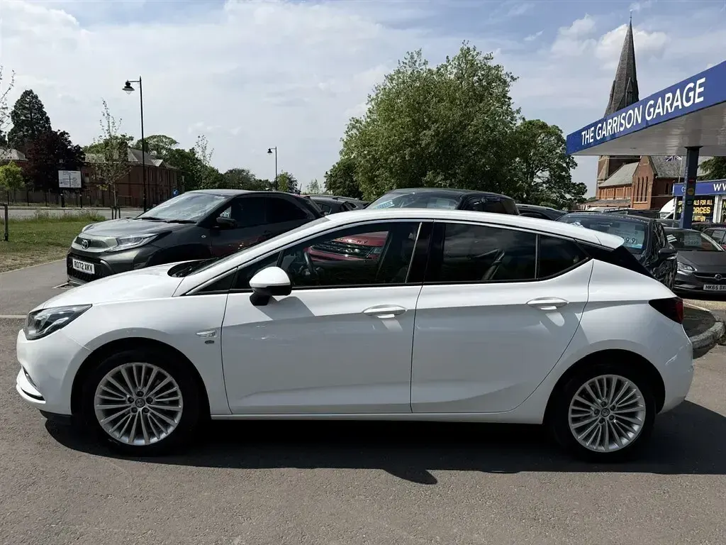 Used Vauxhall Astra Elite 2016 White Hatchback