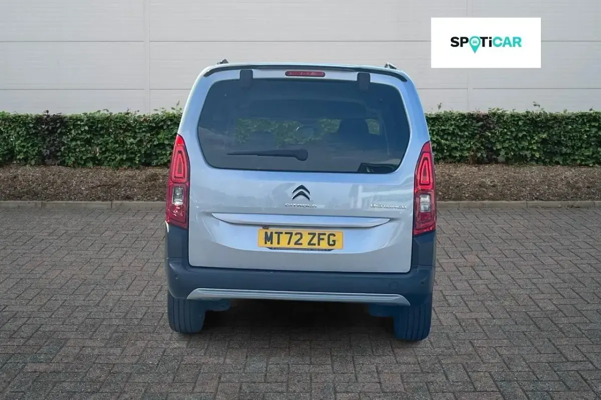 Usado Citroën Berlingo XTR 128 HP (94 kW) 2023 Cinzento Monovolume