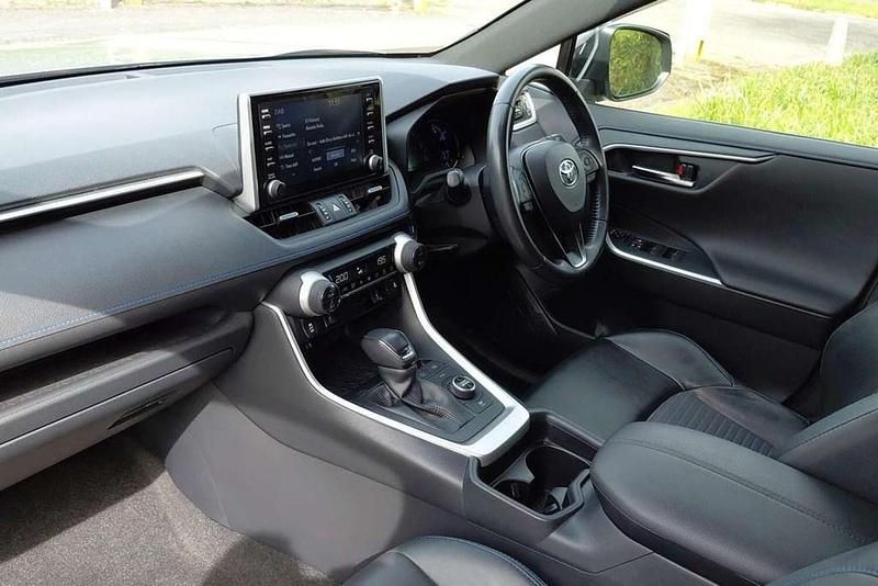 Used Toyota RAV4 Hybrid 218 HP (160 kW) 2019 Silver SUV