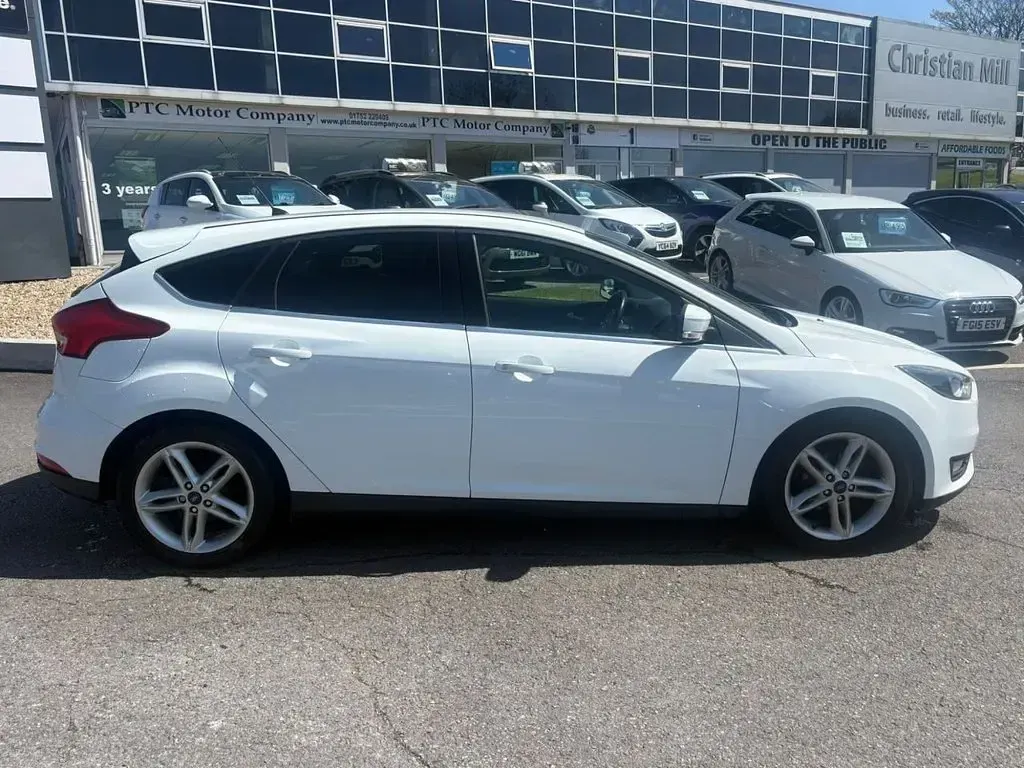 Used Ford Focus Zetec 120 HP (88 kW) 2014 White Hatchback