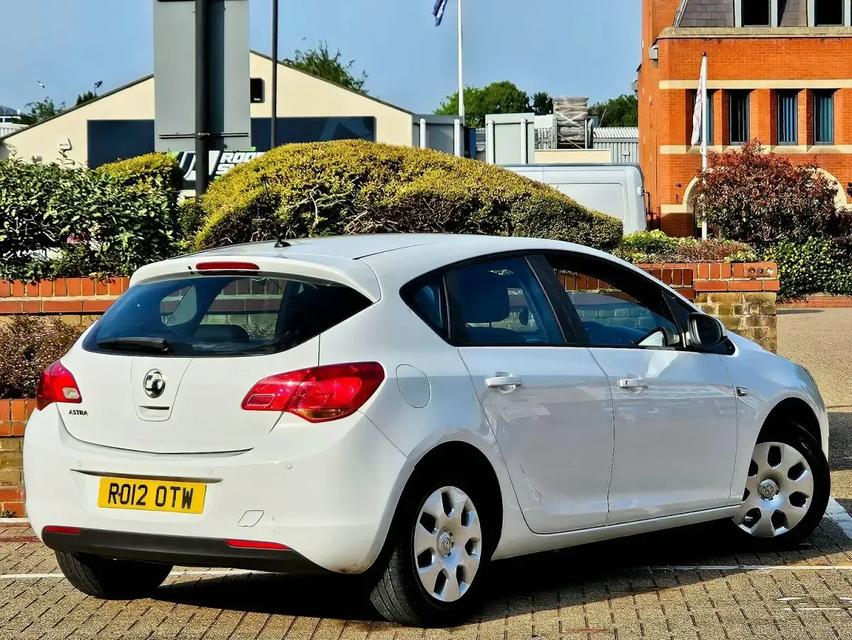 Used Vauxhall Astra 2012 White Hatchback