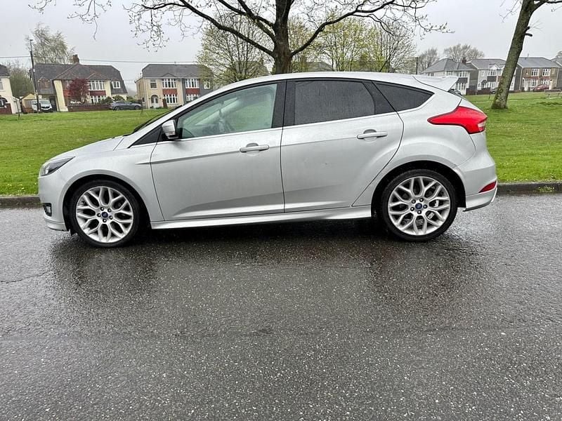 Used Ford Focus Zetec 125 HP (91 kW) 2015 Silver Hatchback
