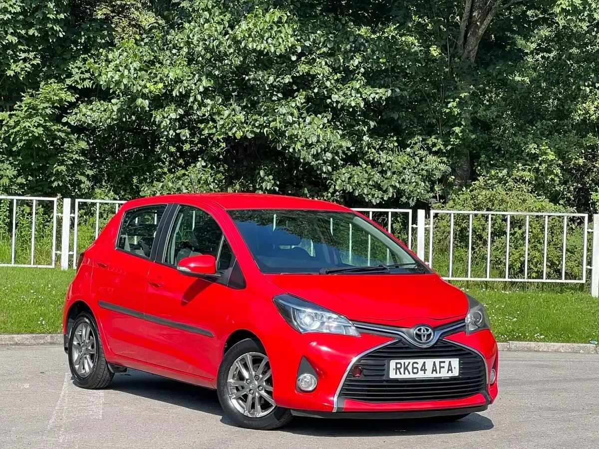 Used Toyota Yaris 2015 Red Hatchback