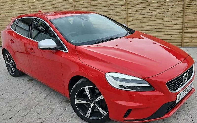 Used Volvo V40 R-Design 190 HP (139 kW) 2016 Red Hatchback