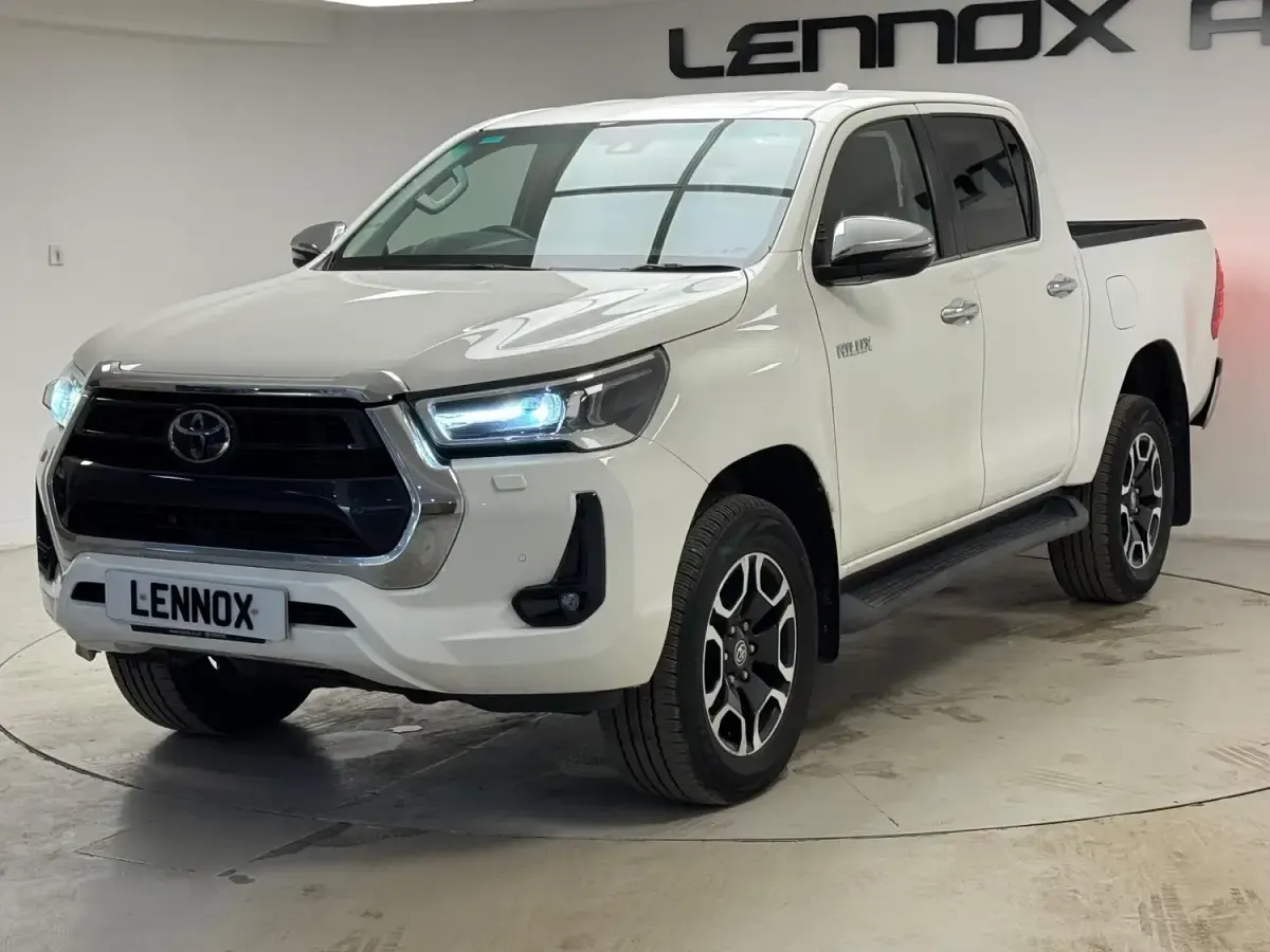 Usado Toyota HiLux 150 HP (110 kW) 2023 Branco Pickup
